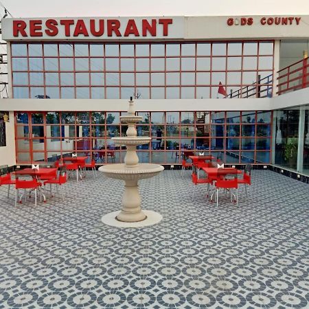 Gods County. Resort & Banquets 타라피트 외부 사진