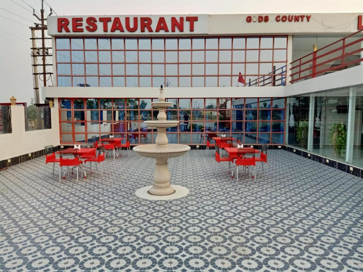 Gods County. Resort & Banquets 타라피트 외부 사진