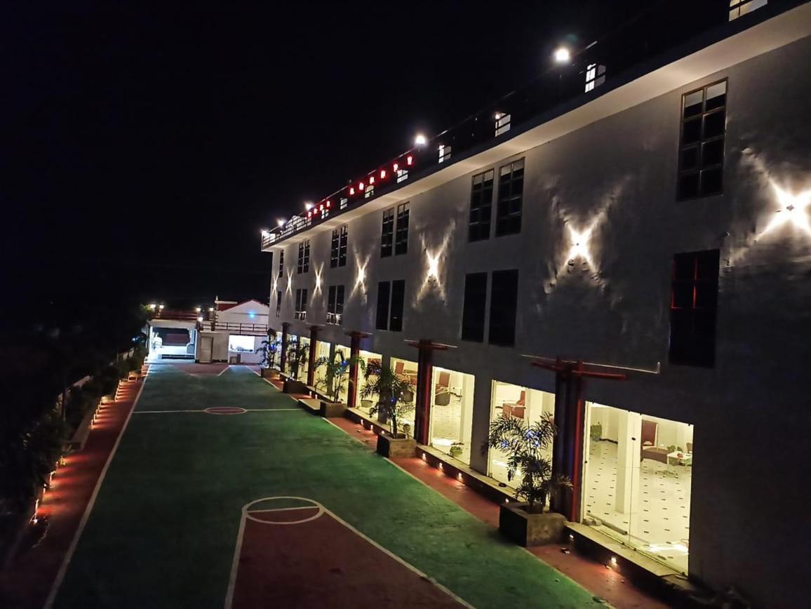 Gods County. Resort & Banquets 타라피트 외부 사진