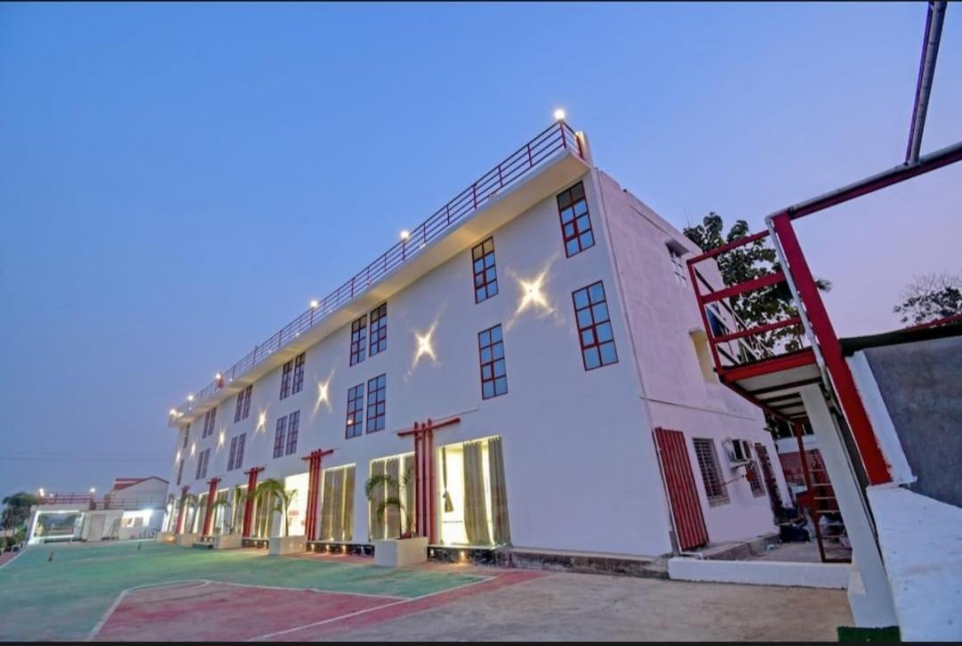 Gods County. Resort & Banquets 타라피트 외부 사진